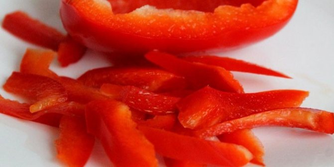 Нарезанный толстой соломкой болгарский сладкий перец