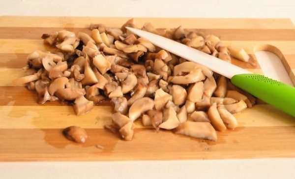 нарезать грибы