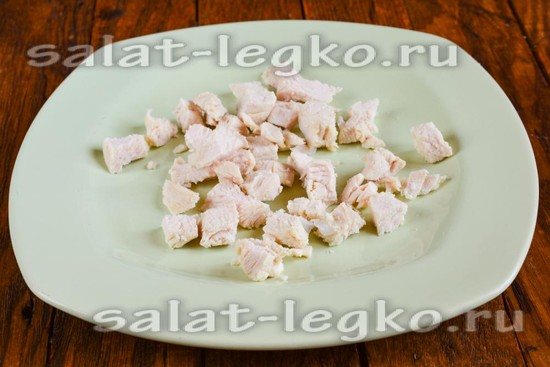 Нарезать квадратиками филе