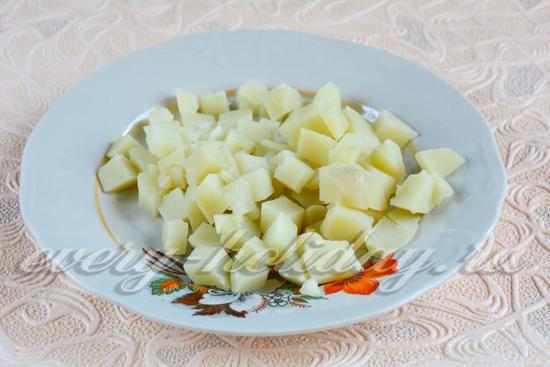 Нарезать отваренную картошку