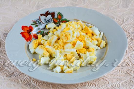 Нарезать яйца