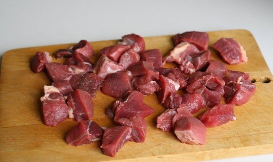 Нарежем мясную мякоть небольшого размера кусочками