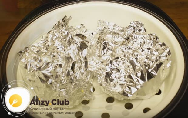 Наверх ставим корзинку для готовки на пару и кладем в нее рыбу в фольге.