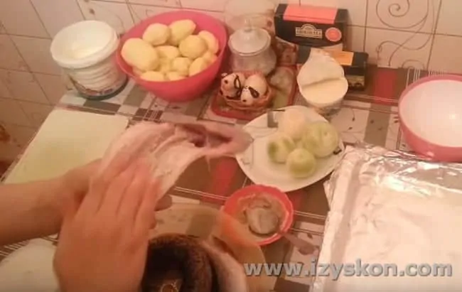 Обмазываем рыбу внутри соусом.