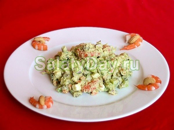 Оливье с креветками, авокадо и домашним майонезом