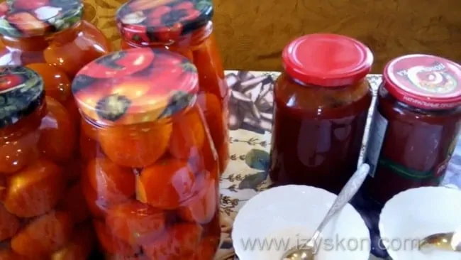 Перед тем как приготовить помидоры в томатном соусе, накройте банки крышками