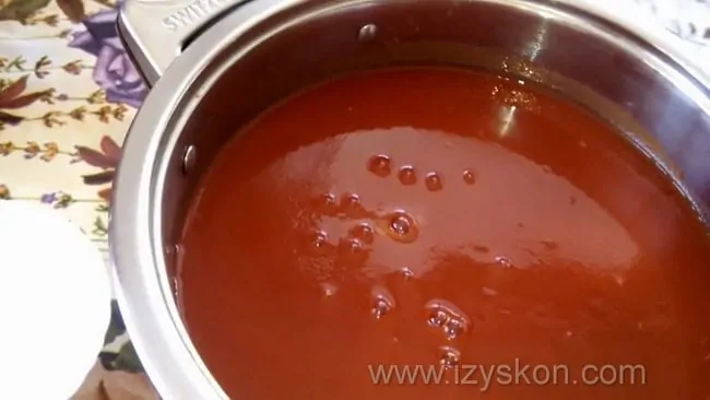 Перед тем как приготовить помидоры в томатном соусе, приготовьте томат.