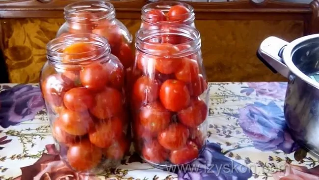 Перед тем как приготовить помидоры в томатном соусе, выложите помидоры в банки.