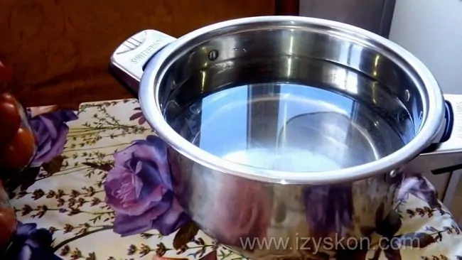 Перед тем как приготовить помидоры в томатном соусе, за кипятите воду