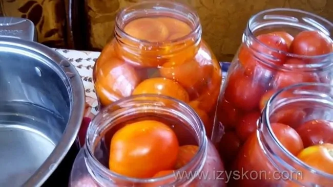 Перед тем как приготовить помидоры в томатном соусе, залейте банки кипятком.