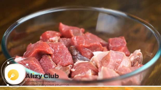 Перед тем как сделать соус болоньезе, нарежьте мясо