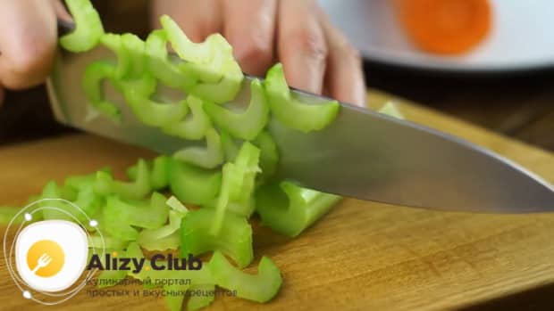 Перед тем как сделать соус болоньезе, нарежьте овощи