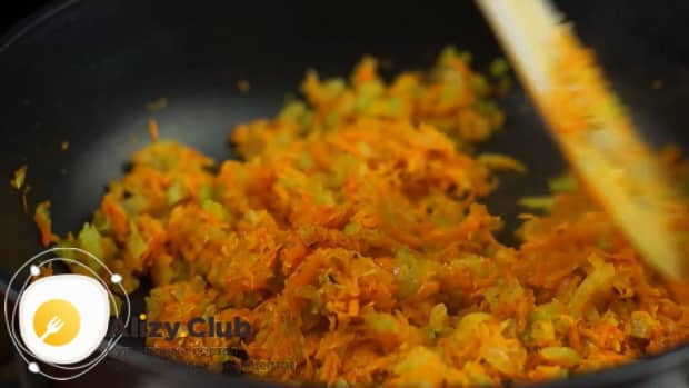 Перед тем как сделать соус болоньезе, обжарьте овощи