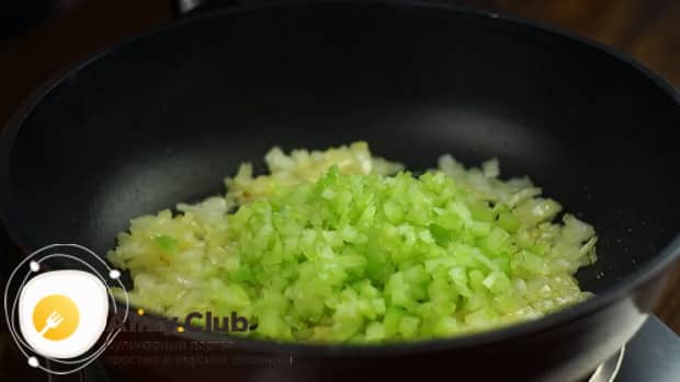 Перед тем как сделать соус болоньезе, обжарьте сельдерей