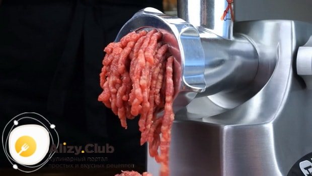 Перед тем как сделать соус болоньезе, перекрутите мясо
