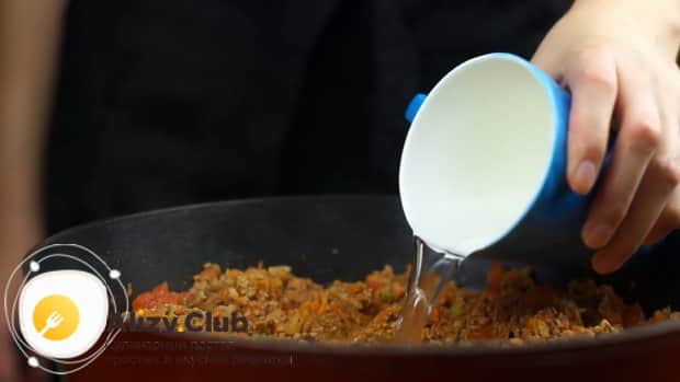 Перед тем как сделать соус болоньезе, перемешайте ингредиенты