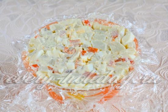 Переложить салат в форму