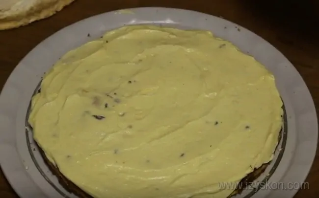 Перемазываем коржи, формируя крсивый королевский торт с безе.