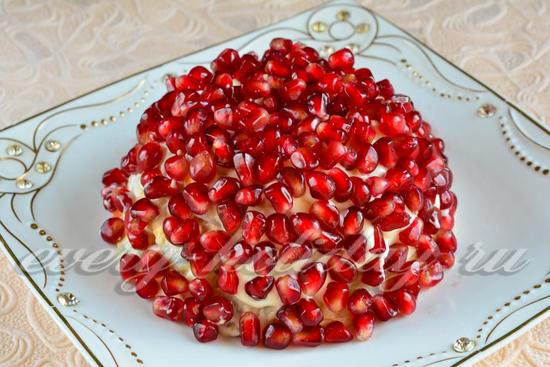 Перевернуть форму и украсить салат гранатом