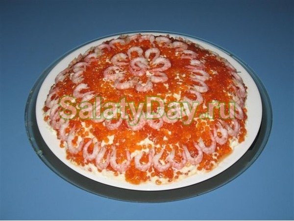 Пикантный салат с красной икрой и кальмарами