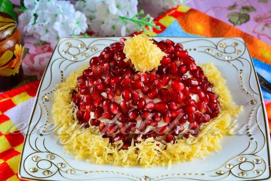 По краю салата выложить сыр