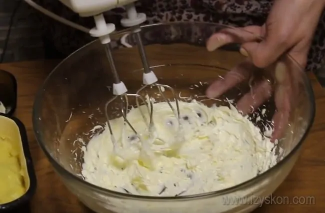 'Пока заготовка для крема остывает, мы взобьем масло для приготовления торта