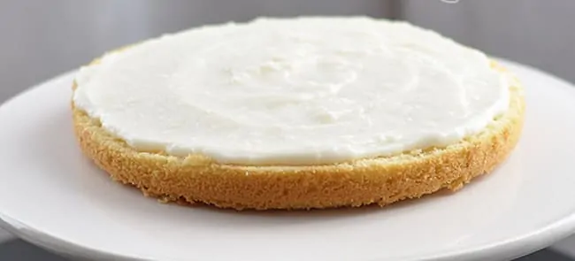 Покрываем творожно-йогуртовым кремом, приготовленным по очень простому рецепту, бисквитные коржи