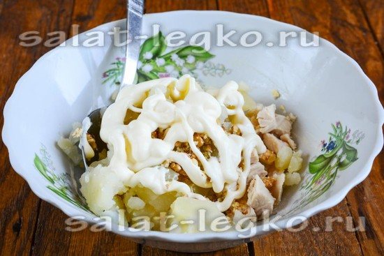 Полить майонезом