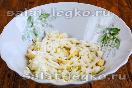 Полить яйца майонезом