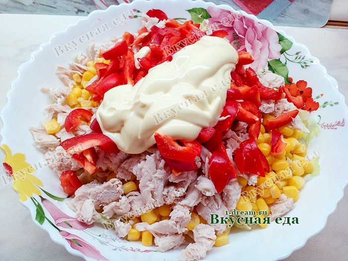 Положить майонез в салат с капустой