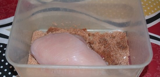 Помещаем в емкость куриное филе