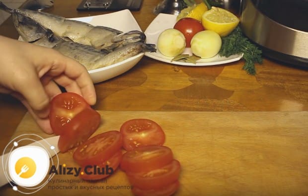 Помидор нарезаем кружочками.