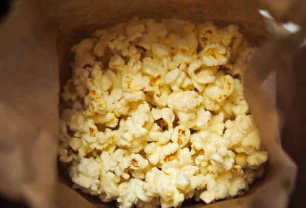 попкорн в бумажном кульке