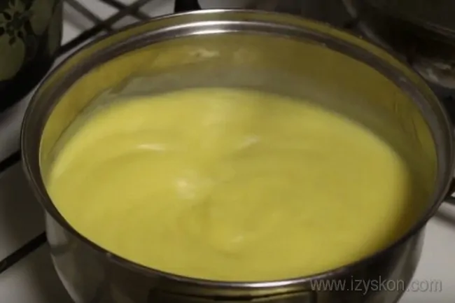 После добавления коньяка еще несколько минут варим крем для королевского торта с безе.