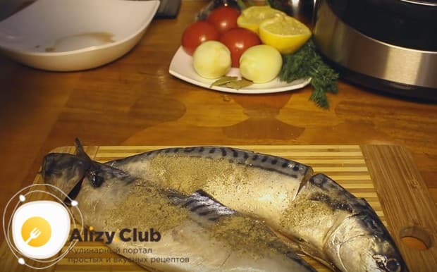 Посыпаем тушки перцем и солью.