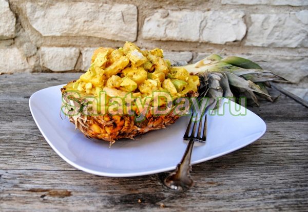 Праздничный салат в ананасе