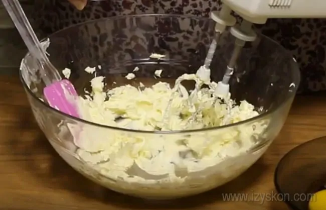 Предлагаем вашему вниманию классический рецепт королевского торта с безе.