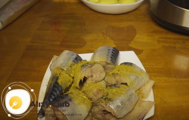 Присыпаем рыбу специями.