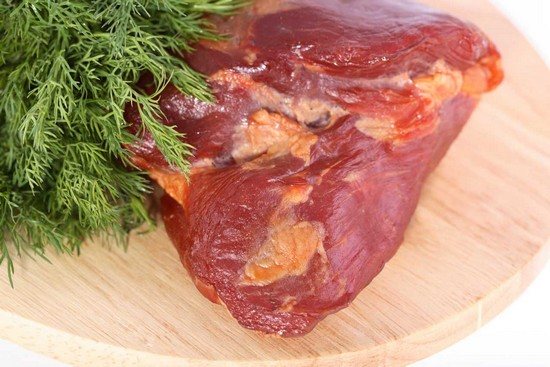 Промоем свинину, обсушим