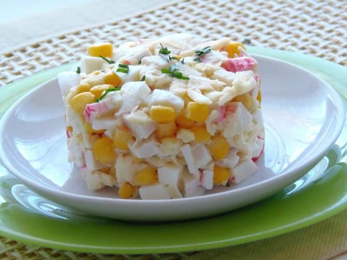 простой салат с крабовыми палочками