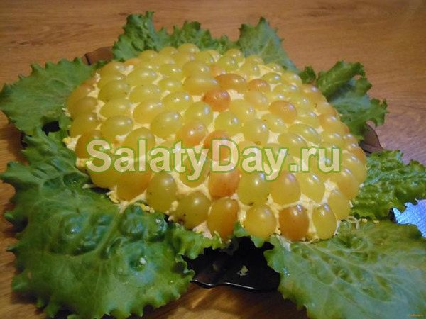 Простой салат Тиффани с виноградом, сыром и зеленью