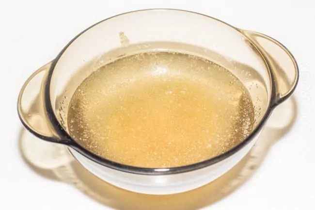 Растворяем желатин в воде