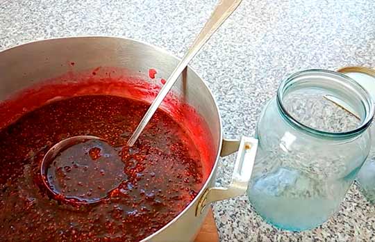 разлить варенье по банкам