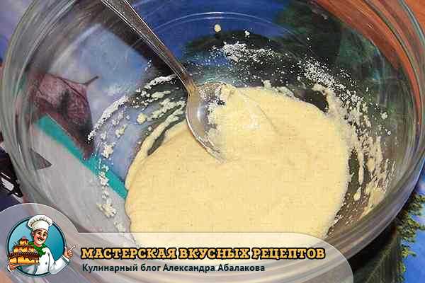 размешать яйцо с манной крупой