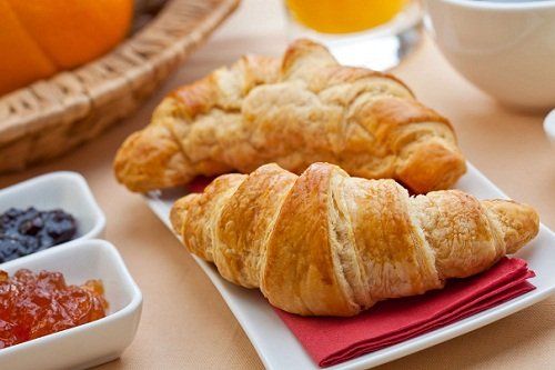 Рогалики из слоеного теста