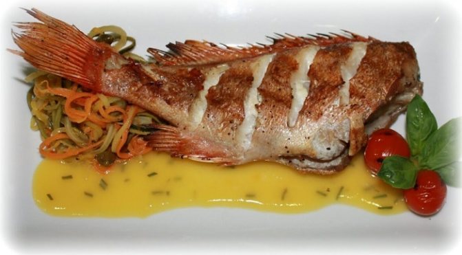 Рыба с луком и морковью