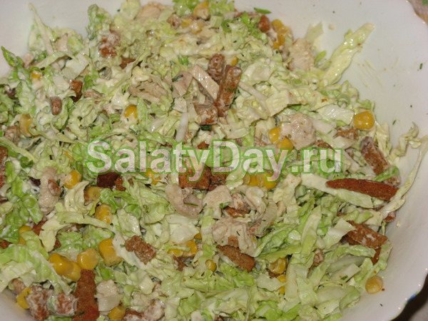 Салат из пекинской капустой с кукурузой и сухарями