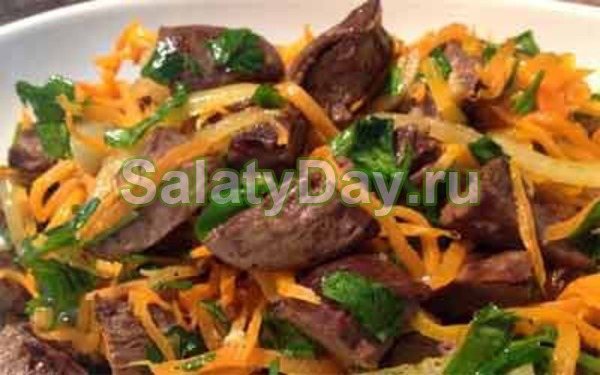 Салат из сердца – с маринованным луком и яблоком