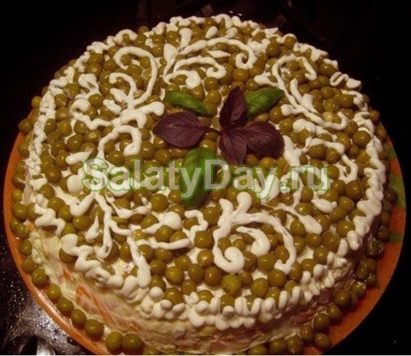 Салат из сердца – с маринованными огурцами и зеленым горошком