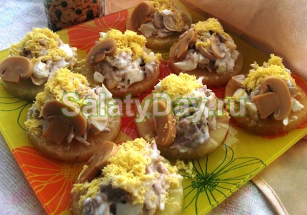 Салат на ананасовых колечках